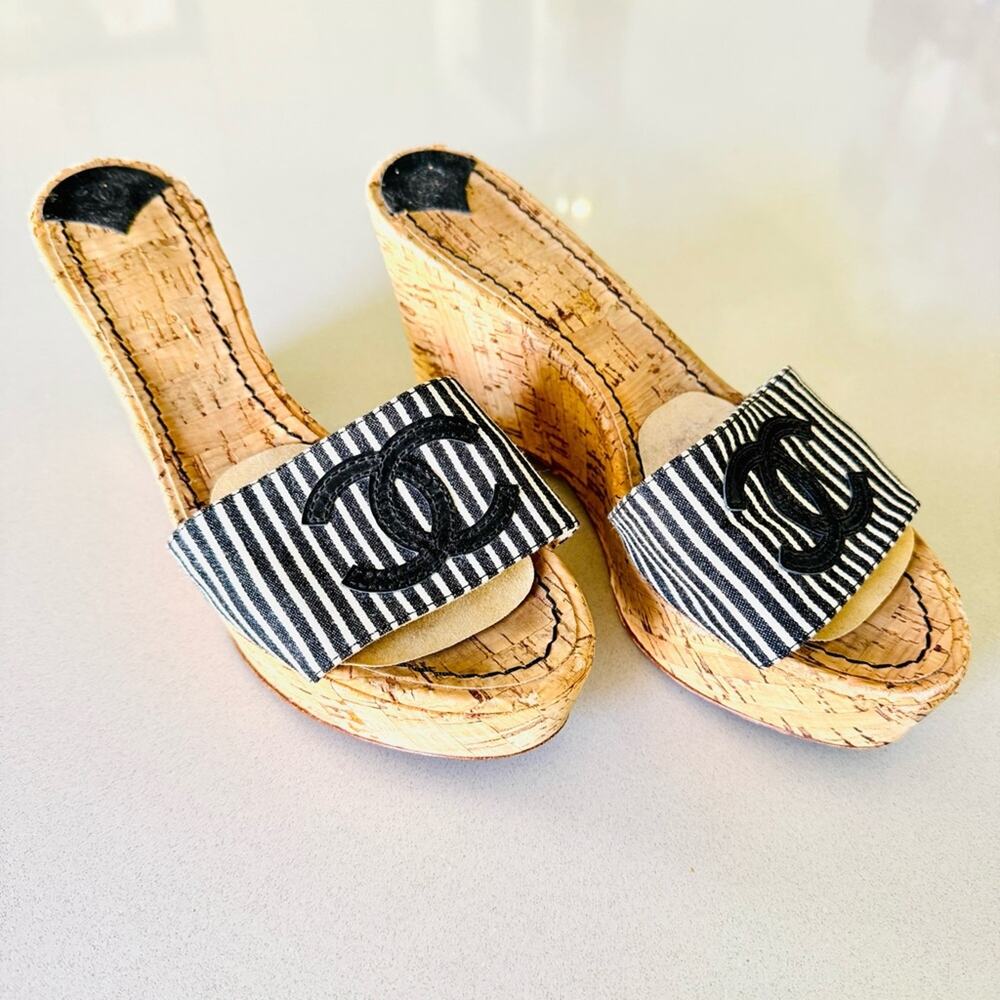 CHANEL Black White Stripe Canvas CC Logo Tan Beige Cork Wedge Sandal Slides 37.5 - Picture 3 of 16